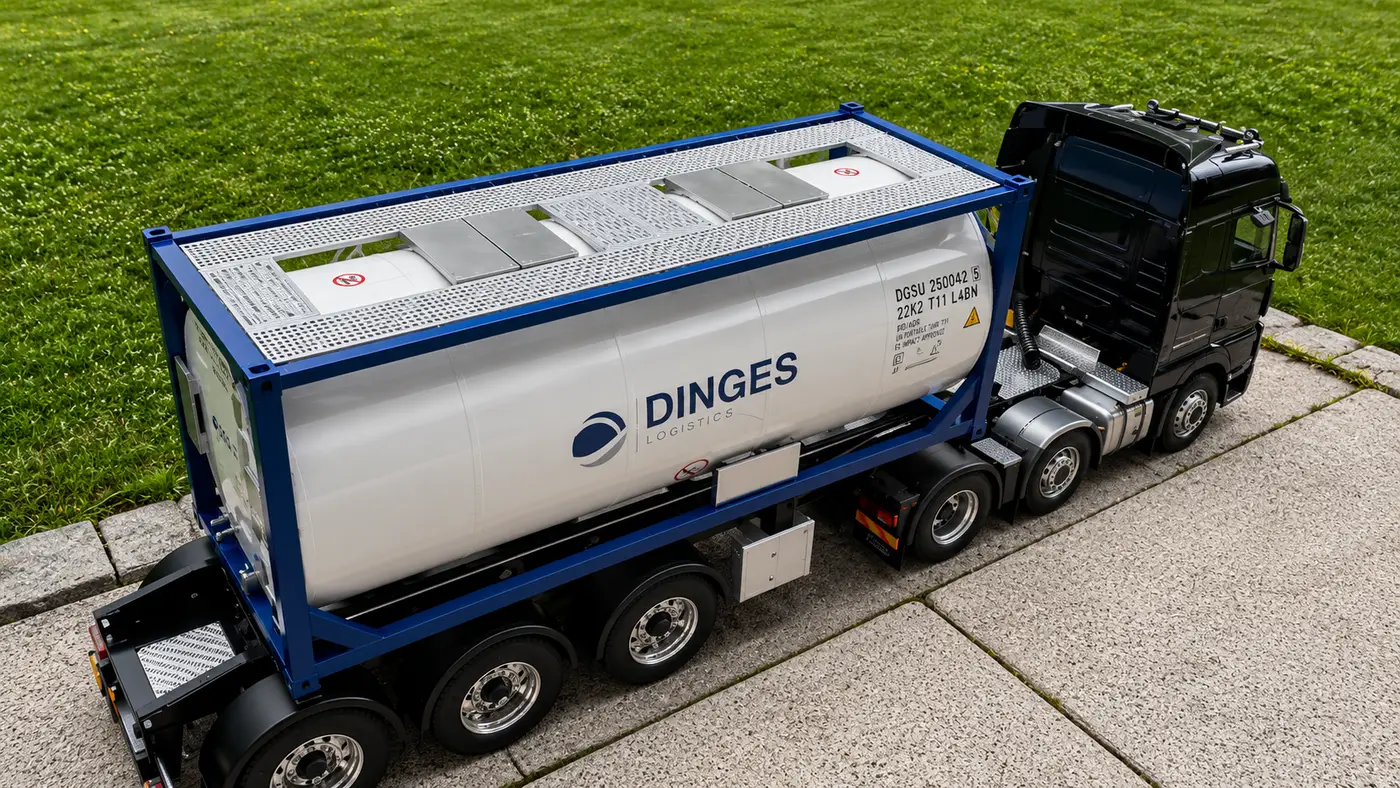 Handgefertigter Modell-Tankcontainer im Maßstab